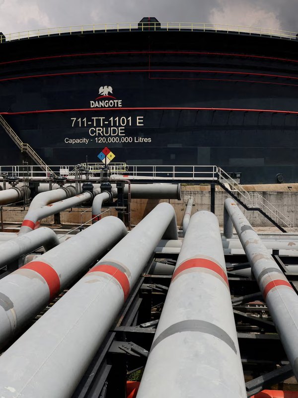 Bac de stockage de brut de la raffinerie Dangote et son réseau de canalisations