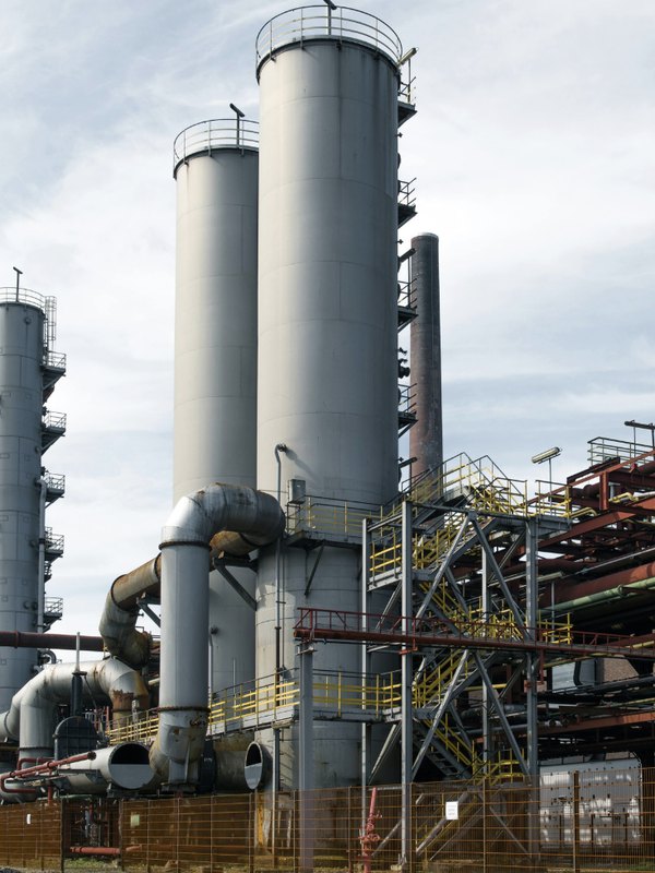 Colonnes de distillation et réseaux de tuyauterie d’une unité de raffinage