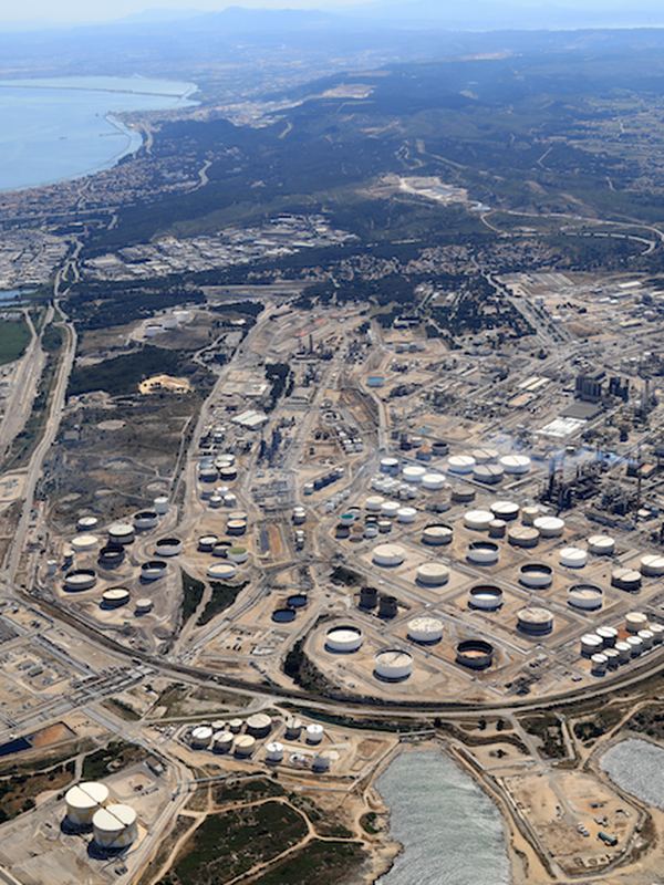 Vue aérienne d’un complexe de raffinage en bord de mer