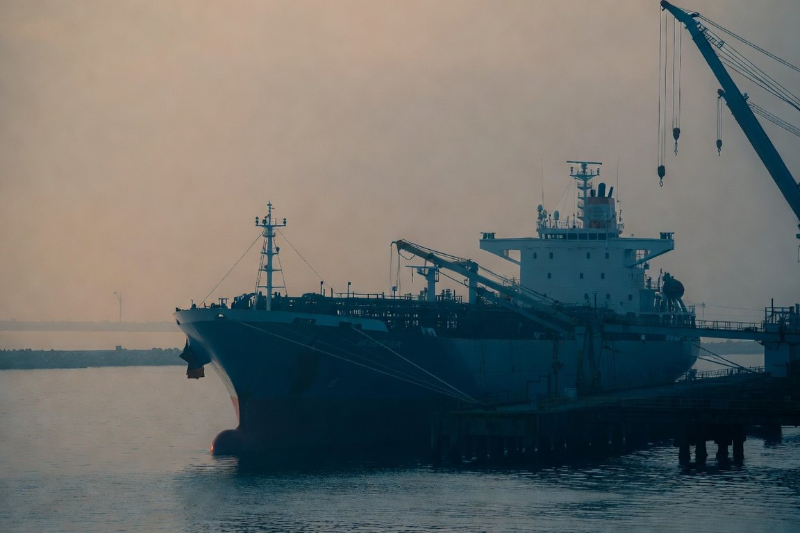 Pétrolier à quai le long d’un appontement équipé de grues